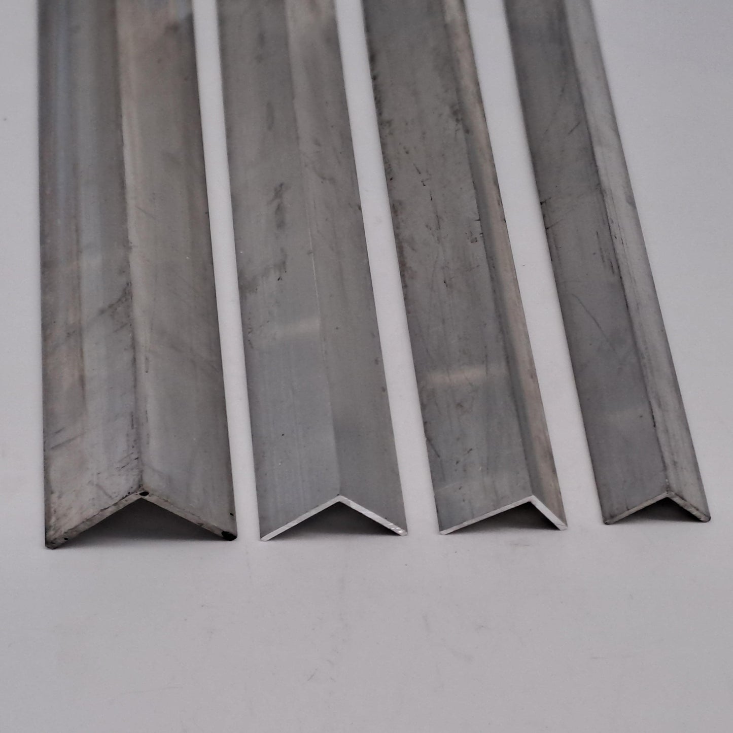 Aluminum hoeklijn 30x30x3 L=600 cm - Roveroshop
